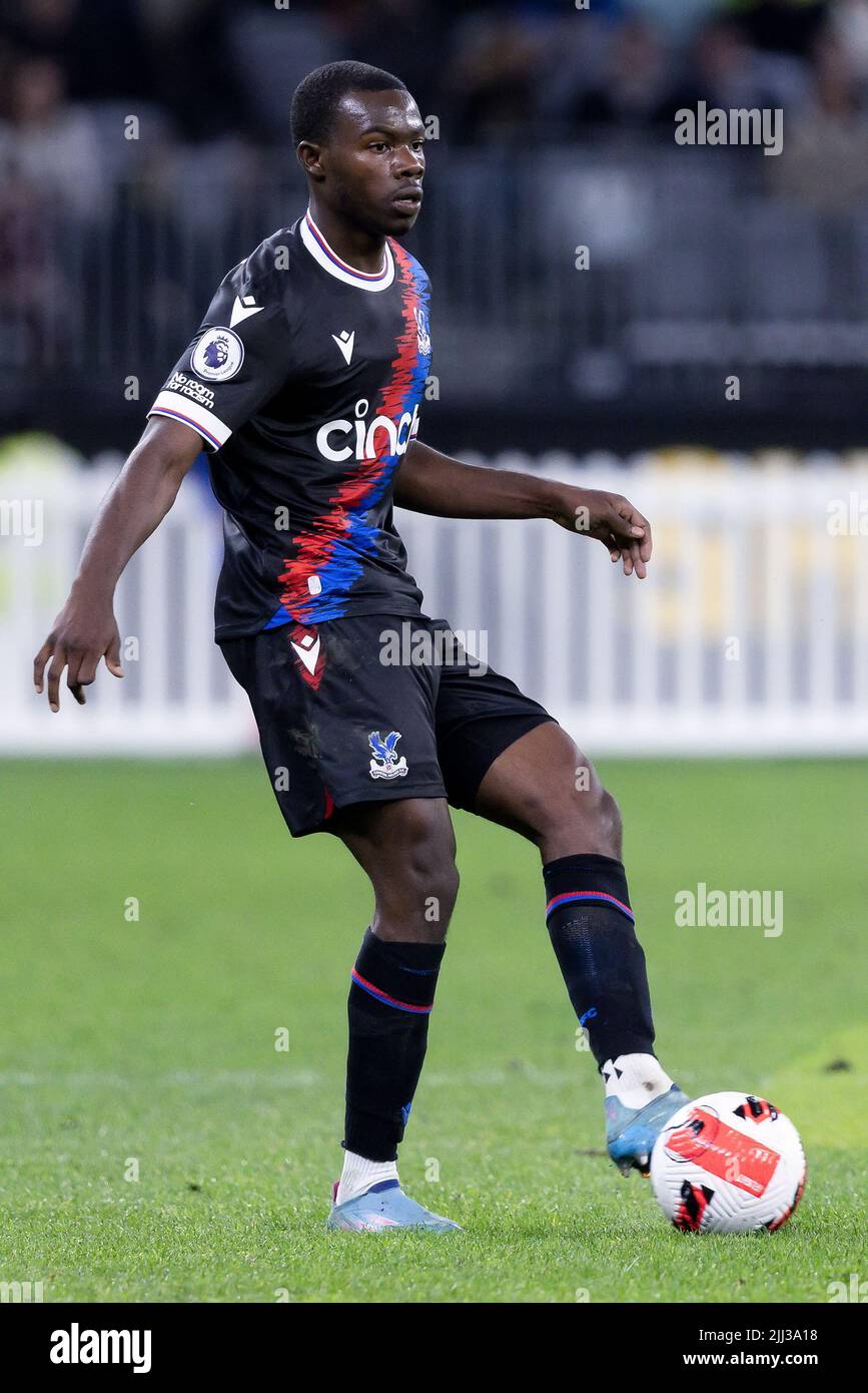 Perth, Australia, 22 luglio 2022. Tyrick Mitchell of Crystal Palace controlla la palla durante L'ICONA Festival of International Football match tra Crystal Palace e Leeds United all'Optus Stadium il 22 luglio 2022 a Perth, Australia. Credit: Graham Conaty/Speed Media/Alamy Live News Foto Stock