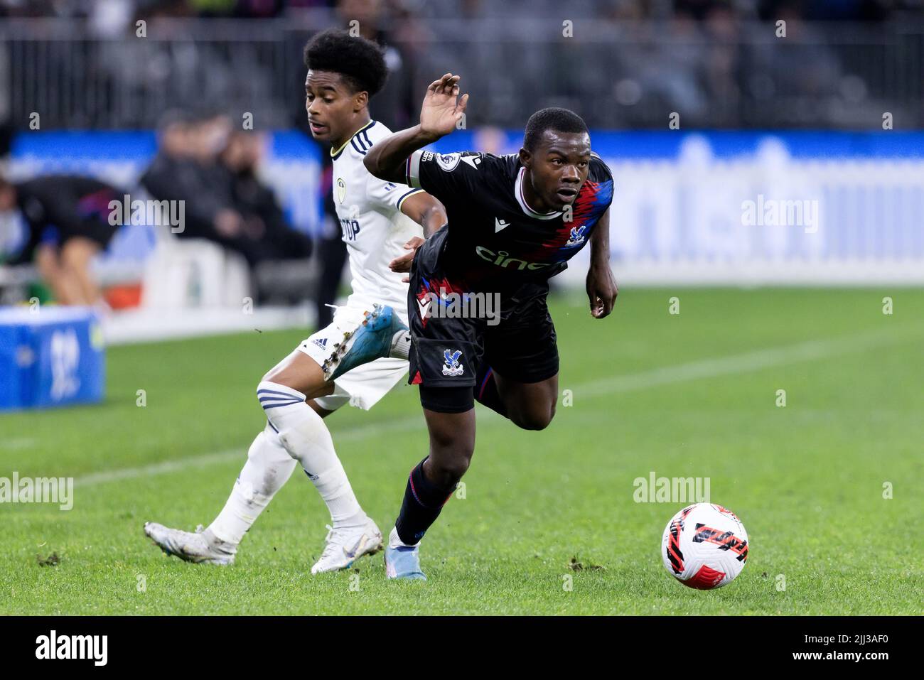 Perth, Australia, 22 luglio 2022. Tyrick Mitchell of Crystal Palace corre per la palla durante L'ICONA Festival della partita di calcio internazionale tra Crystal Palace e Leeds United all'Optus Stadium il 22 luglio 2022 a Perth, Australia. Credit: Graham Conaty/Speed Media/Alamy Live News Foto Stock