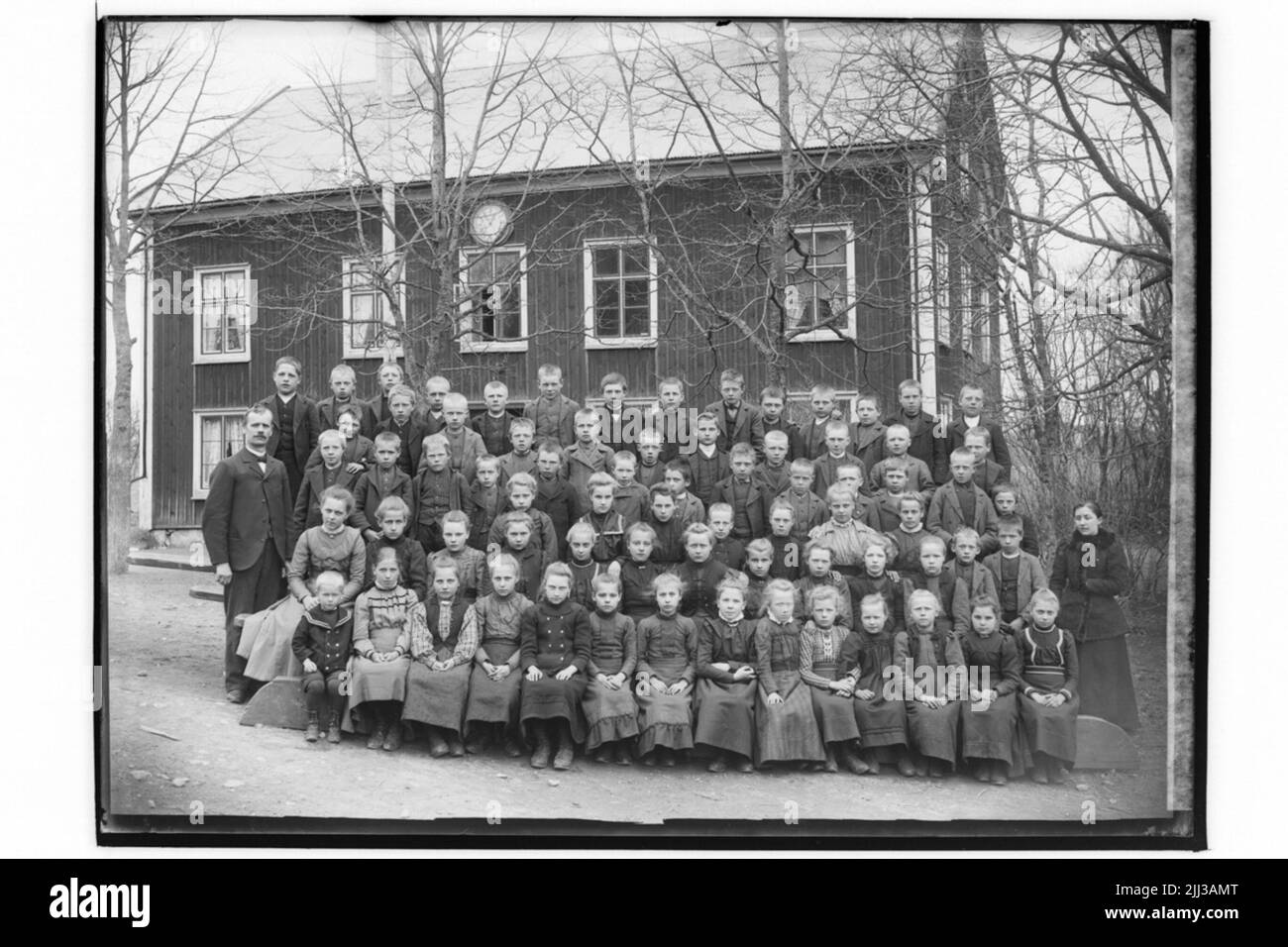 Scuola di Kils, edificio scolastico a due piani sullo sfondo. Tanderz. Foto Stock