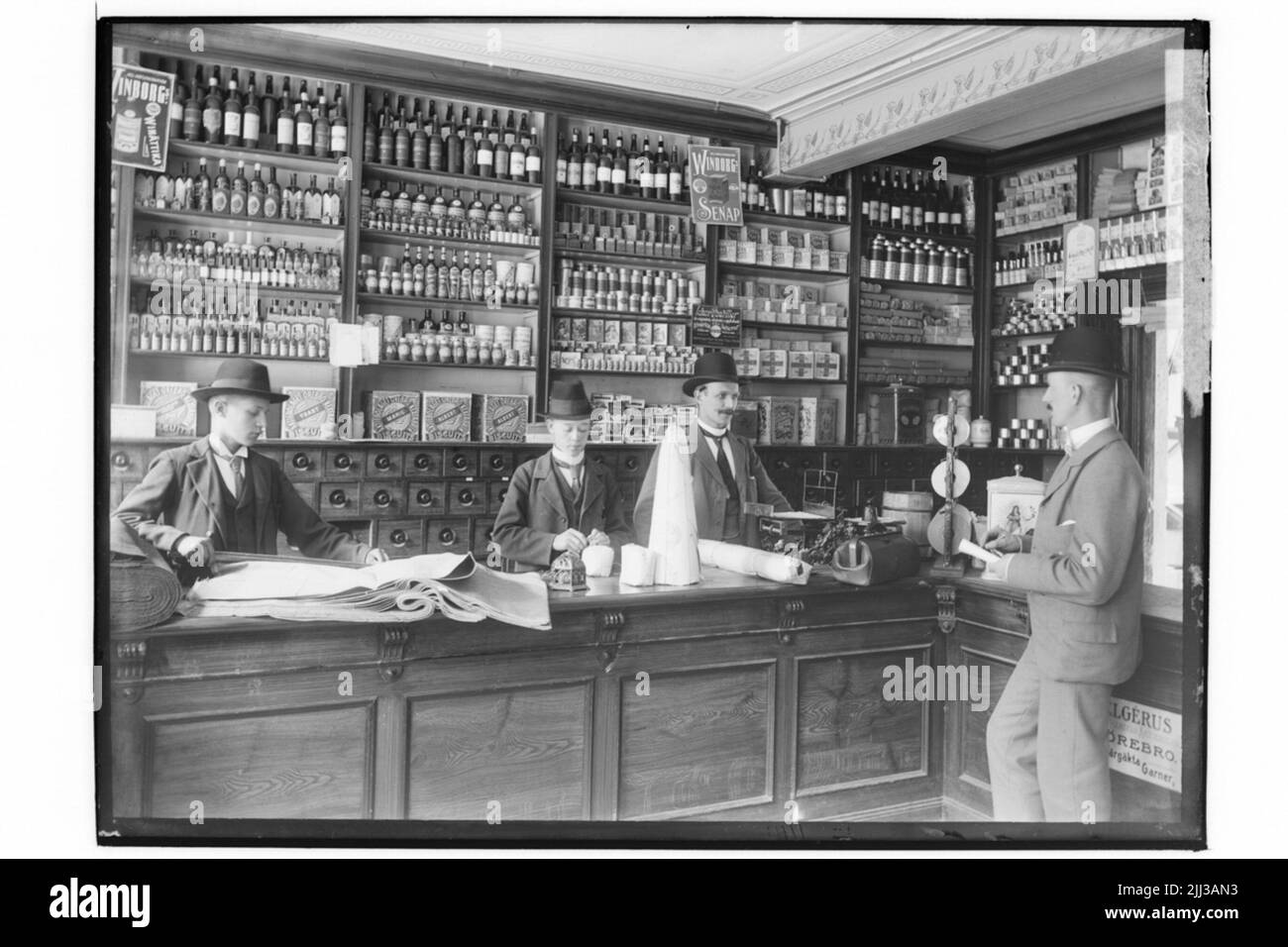 Örebro, Engelbrektsgatan 16-18Carl Svensson & Co. Interni di affari, 3 impiegati ed un cliente. Foto Stock