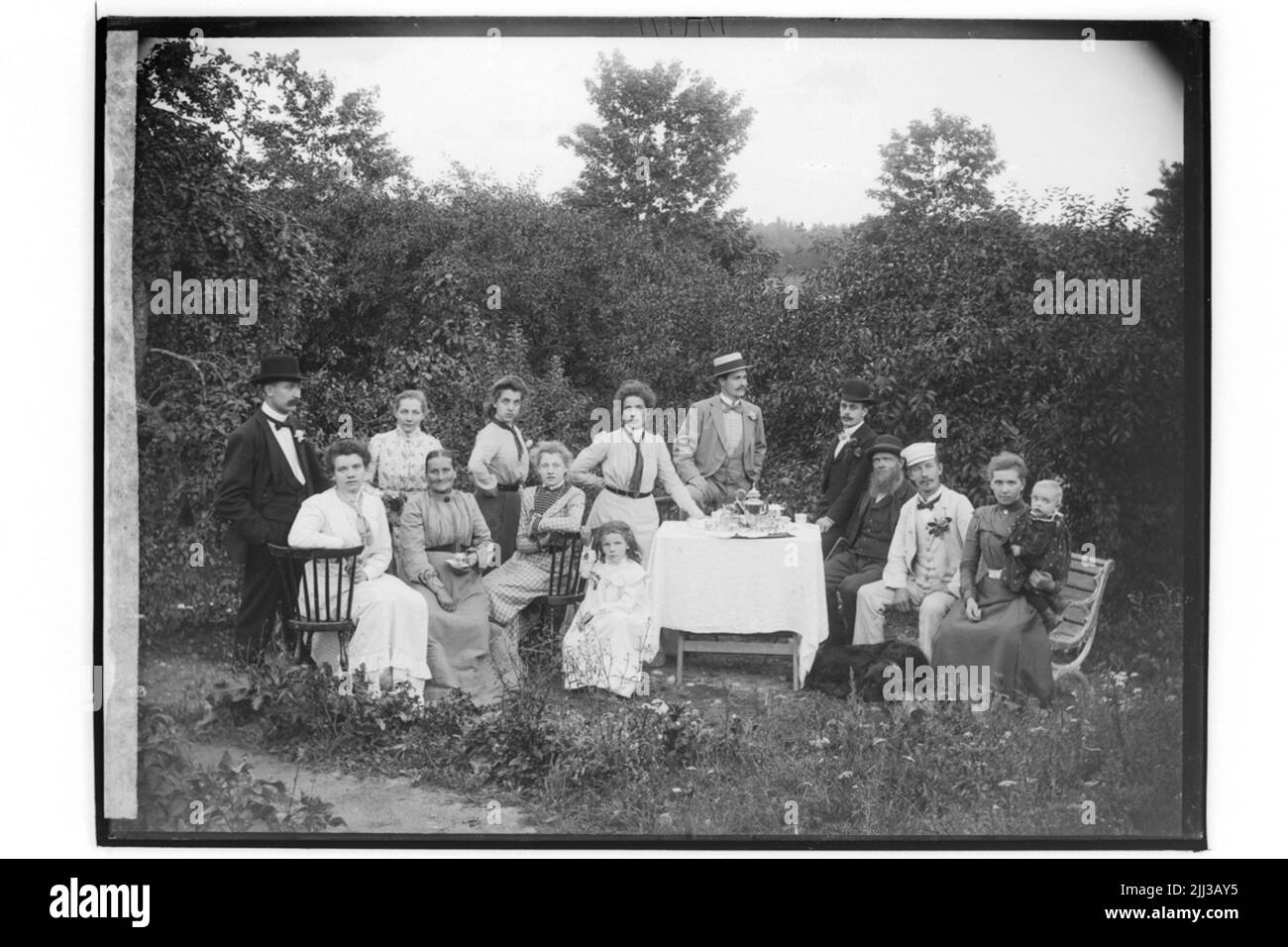 Varberg, Adolfsberg, Örebrogrupp 14 persone e un cane.Gustaf Berggren. Foto Stock