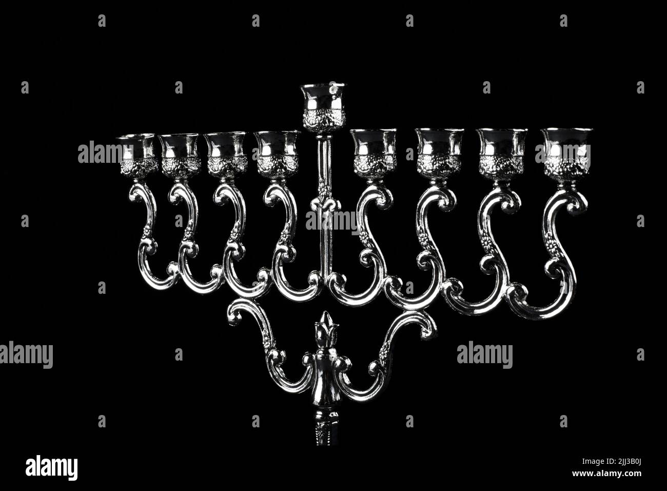 Argento Hanukkah Menorah su sfondo nero Foto Stock