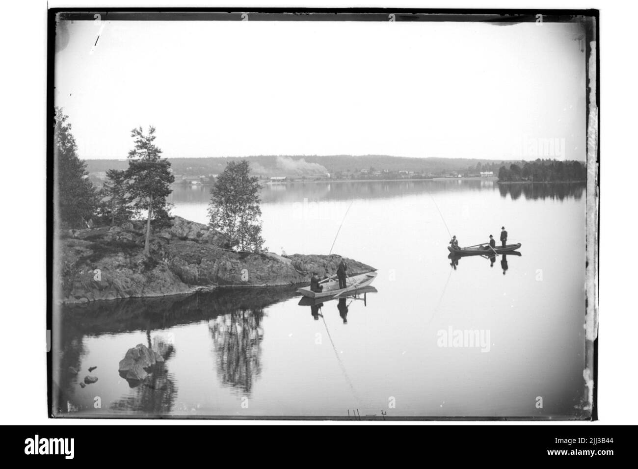 Kopparskallen, Vikersvik, Vikers Sockent due querce con due e tre persone che pescano nel lago Vikern.Anders Andersson ordina no: VR-103 Foto Stock