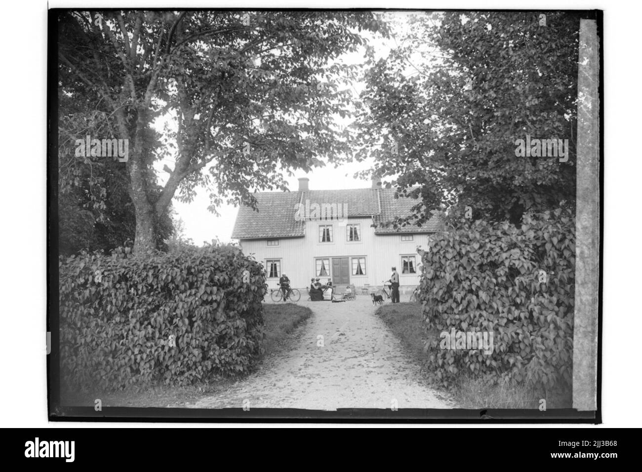Edificio residenziale a due piani, 5 persone, un cane e un bambino in carroage.Anders Hesselgren Foto Stock