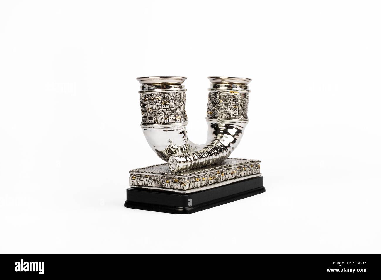 Due corna ebraiche argentate su uno stand su sfondo bianco Foto Stock