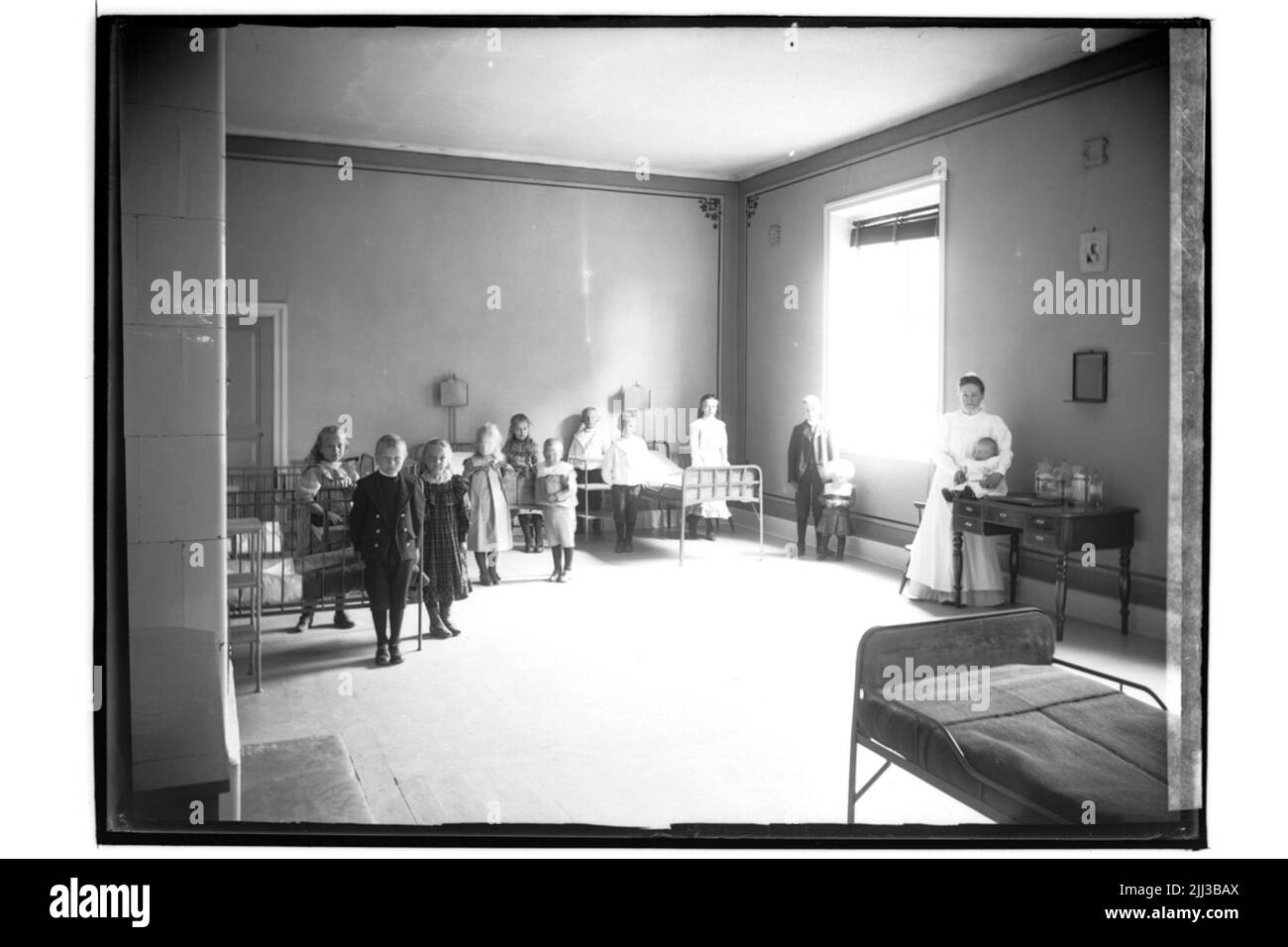 L'ospedale epidemico, interno della stanza dei bambini, 10 bambini e 3 adulti. Sorella Löfgren Foto Stock