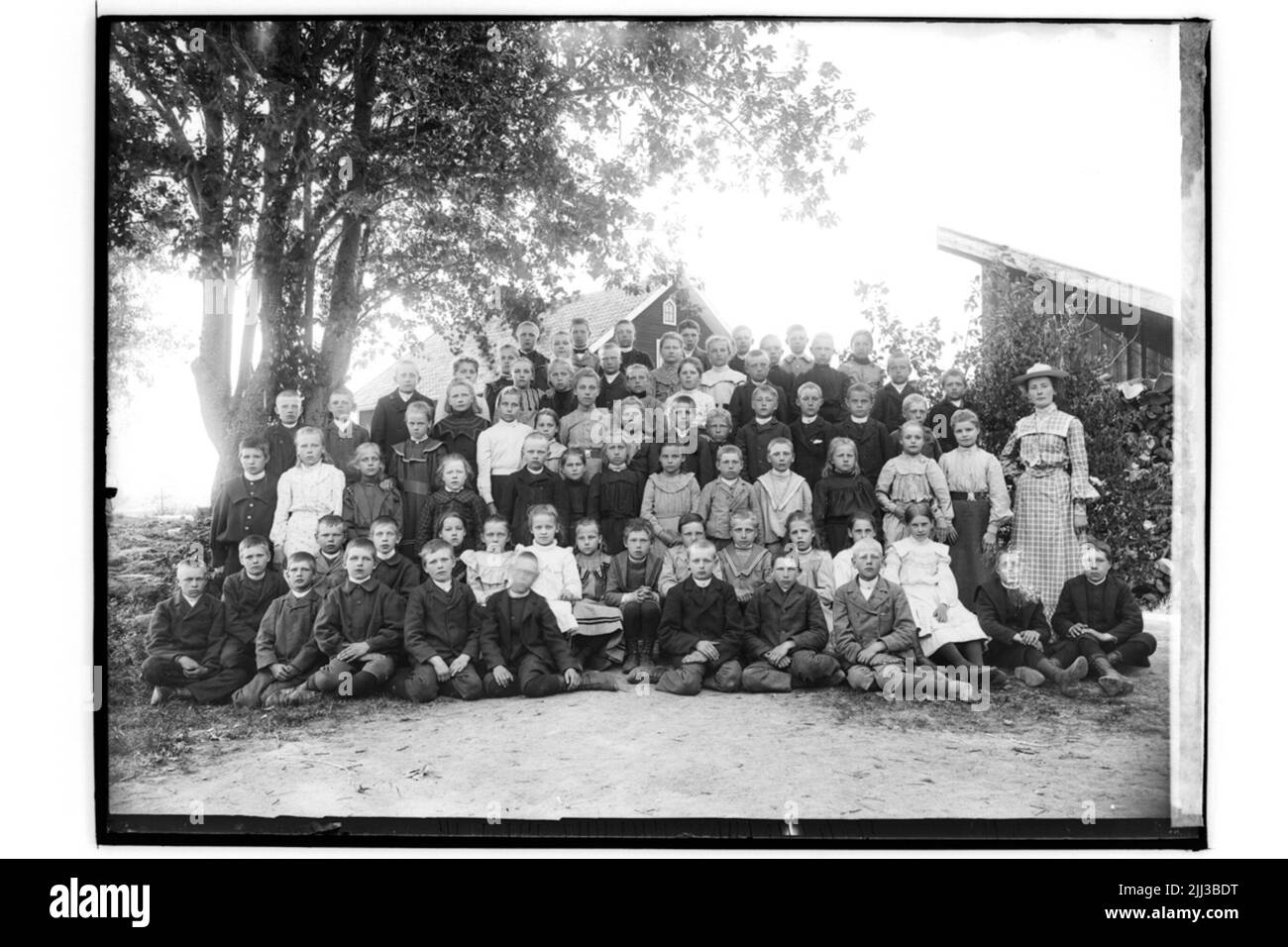 Scuola di Rinkaby, Miss e bambini della scuola. Scuola Building.Neta Svensson. Foto Stock