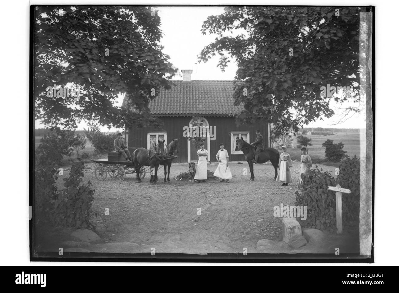 Un edificio residenziale, 6 persone e un cane. Un cavallo e due cavalli carrozza.errik G. Björk Foto Stock
