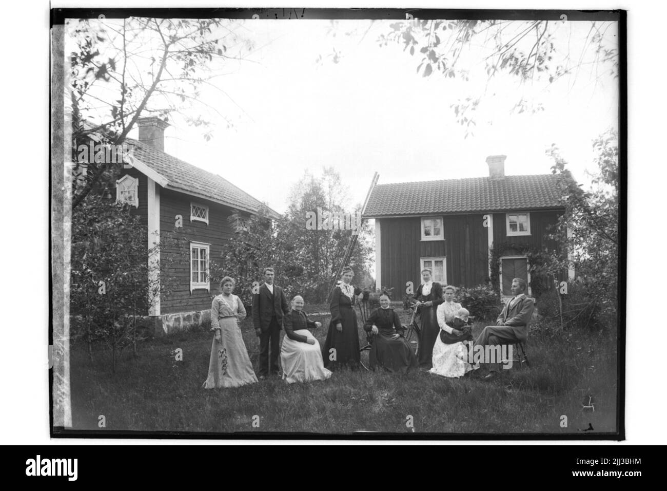 Due edifici residenziali a due piani, 9 persone. Gustaf Andersson Foto Stock