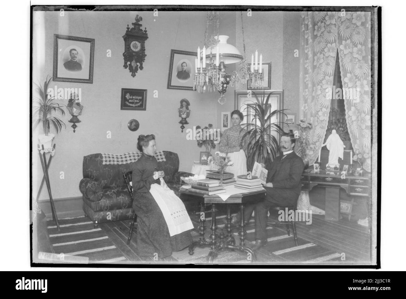 Interno, 3 people.Johan Gustafssonrisbergska scuola. Foto Stock