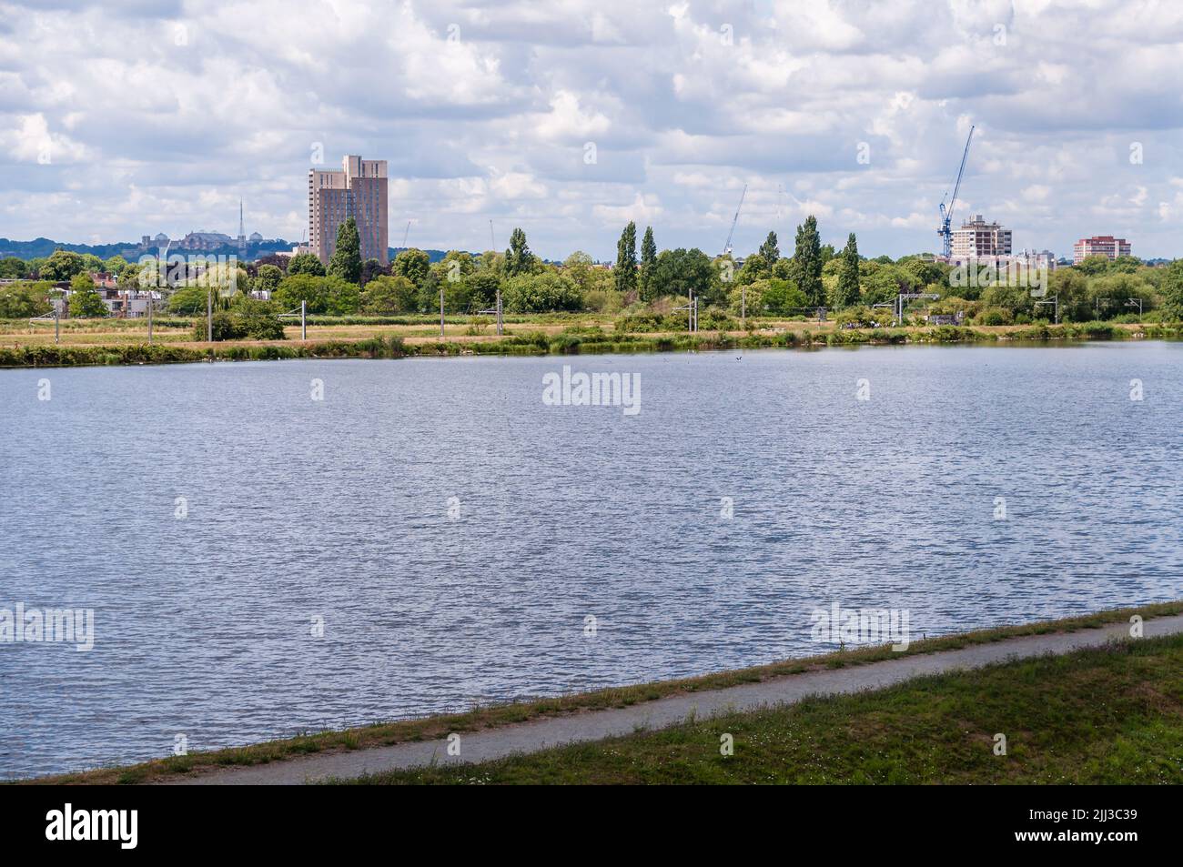 Walthamstow Wetlands, laghi e paludi nel nord di Londra con nuovi edifici alti sullo sfondo, Foto Stock