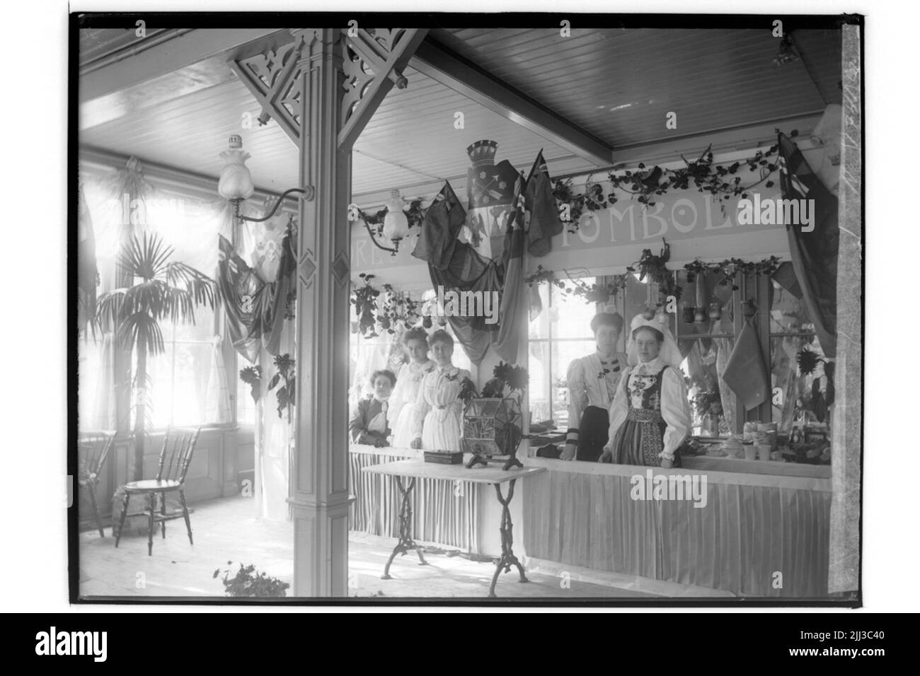 Il bazar degli amici animali.tombola, donne in costumi nazionali. Foto Stock