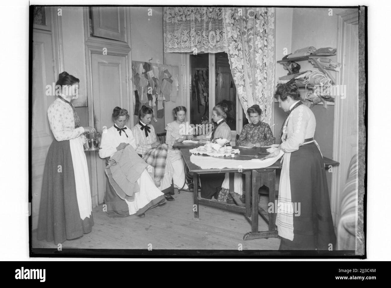 Interno, 7 seamstresses.Sammärskaren Frida Eriksson Foto Stock