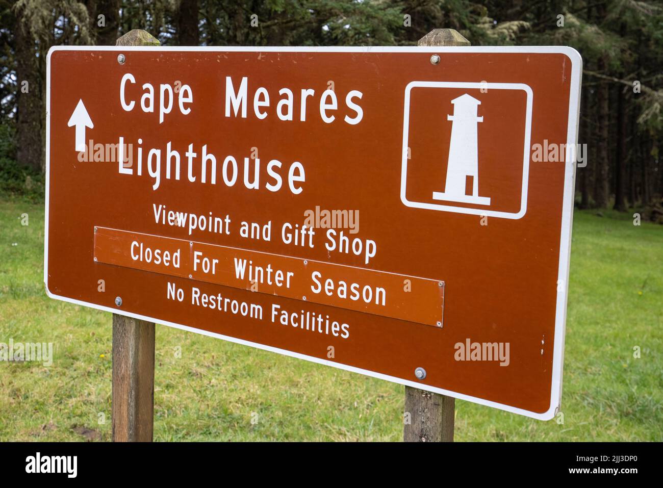 Il faro di Cape Meares è un faro sulla costa dell'Oregon. Si trova a Cape Meares, subito a sud della Baia di Tillamook. Foto Stock