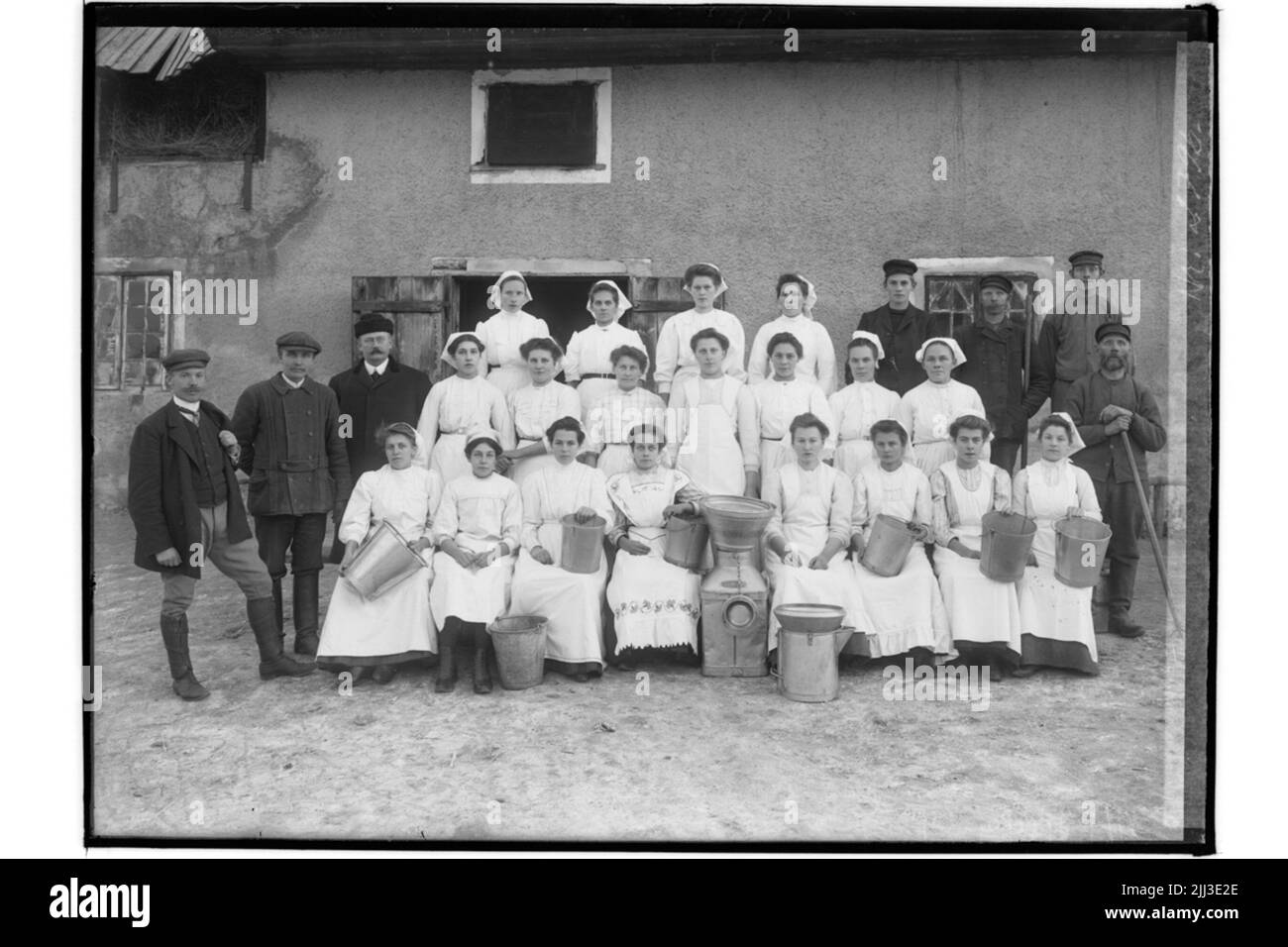 Sörby Gård.Ladugård.milkningurs, 26 People.Baron Djurklou Foto Stock