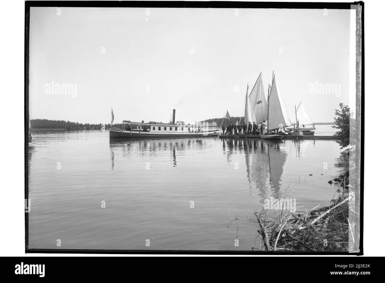 La prima vela della Sailing Society nel giugno 1908 a Hjälmaren.The Long Hemfjärden a Bryggan. Foto Stock