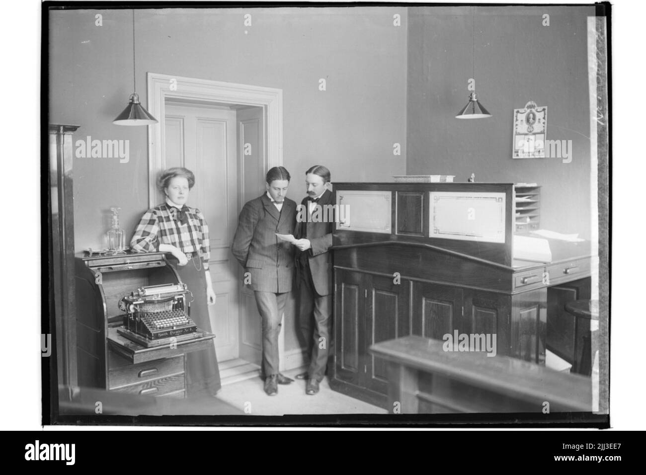 Scarpe e pelle, interni per ufficio, 2 uomini e una donna. Foto Stock