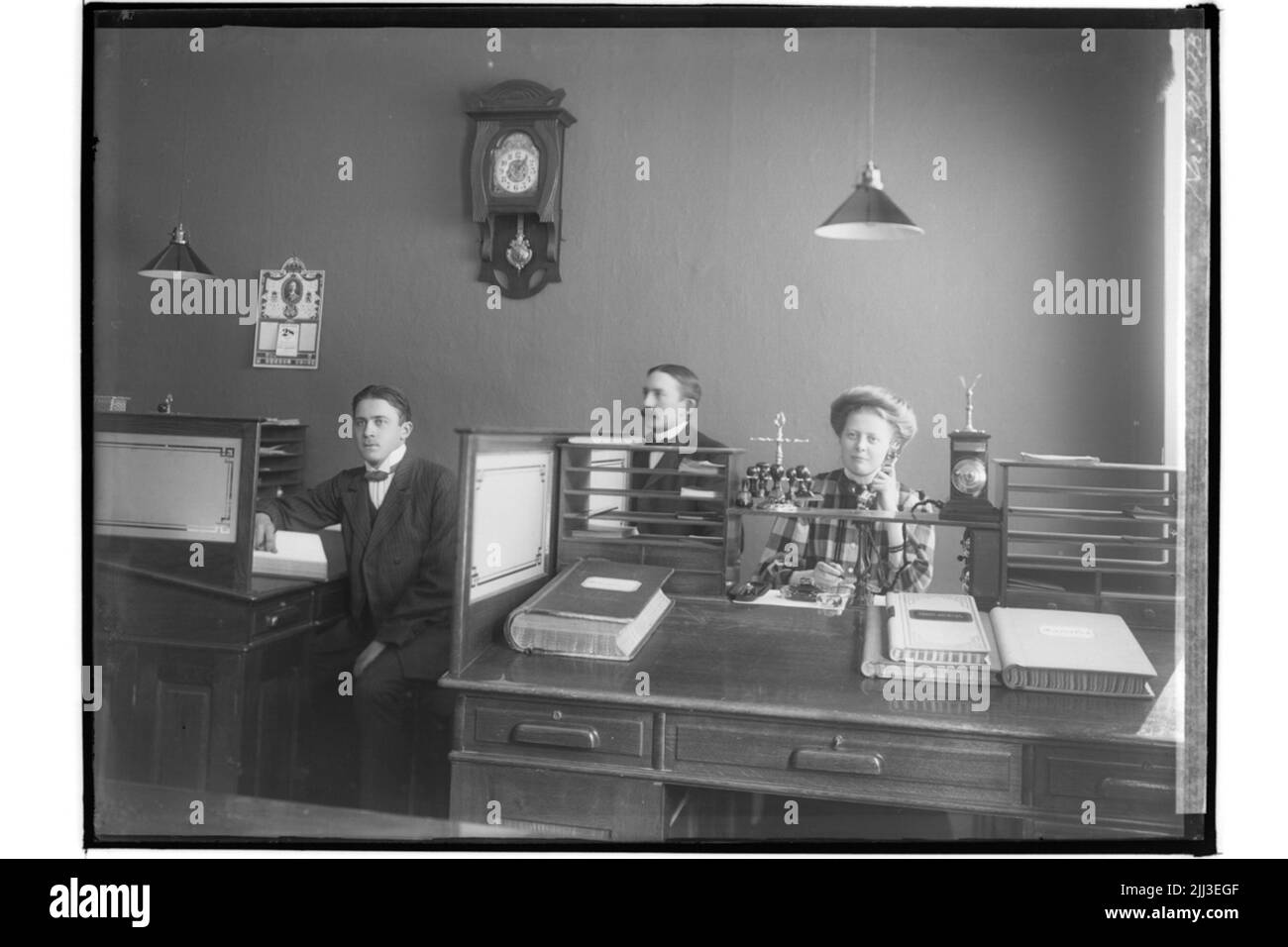 Scarpe e pelle, interni per ufficio, 2 uomini e una donna. Foto Stock