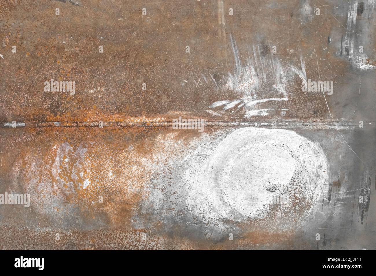 Vernice spot bianca macchia disegno astratto pattern su superficie arrugginita scuro acciaio fondo vuoto vuoto. Foto Stock