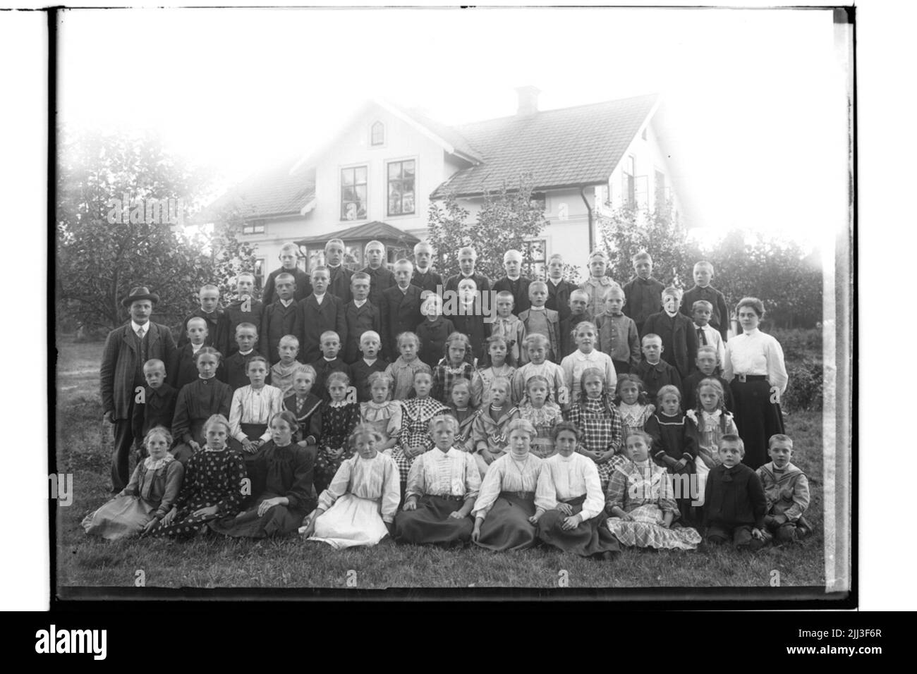 Ökna scuola, bambini con insegnanti K.K. Franzén. Edificio scolastico sullo sfondo. Foto Stock