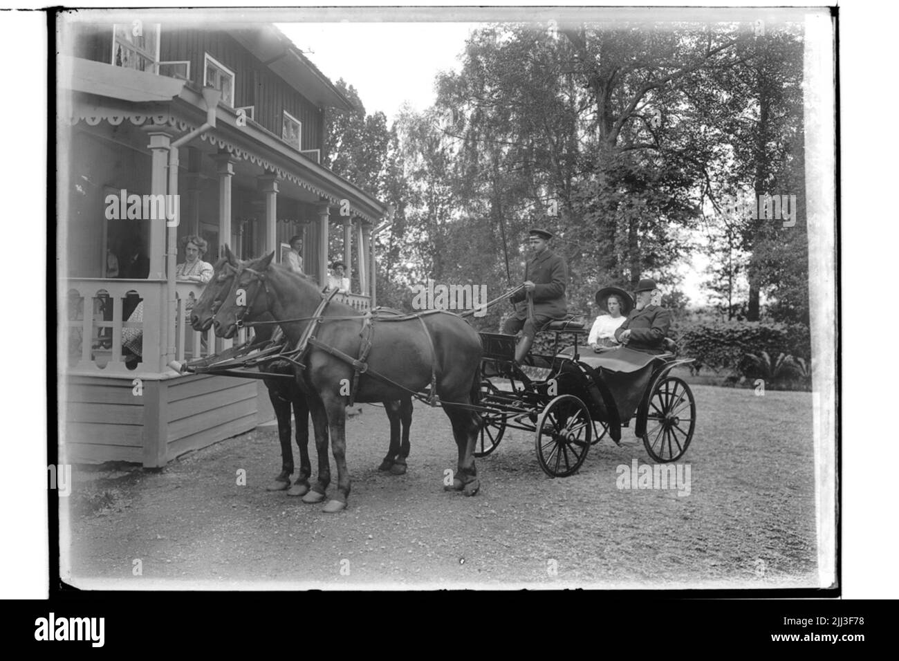 Stora Mellösa parsonage, edificio residenziale a due piani, 2 cavalli di fronte alla droga, il cugino e 2 persone. 3 persone sul portico. Sacerdote G. Brandel Foto Stock