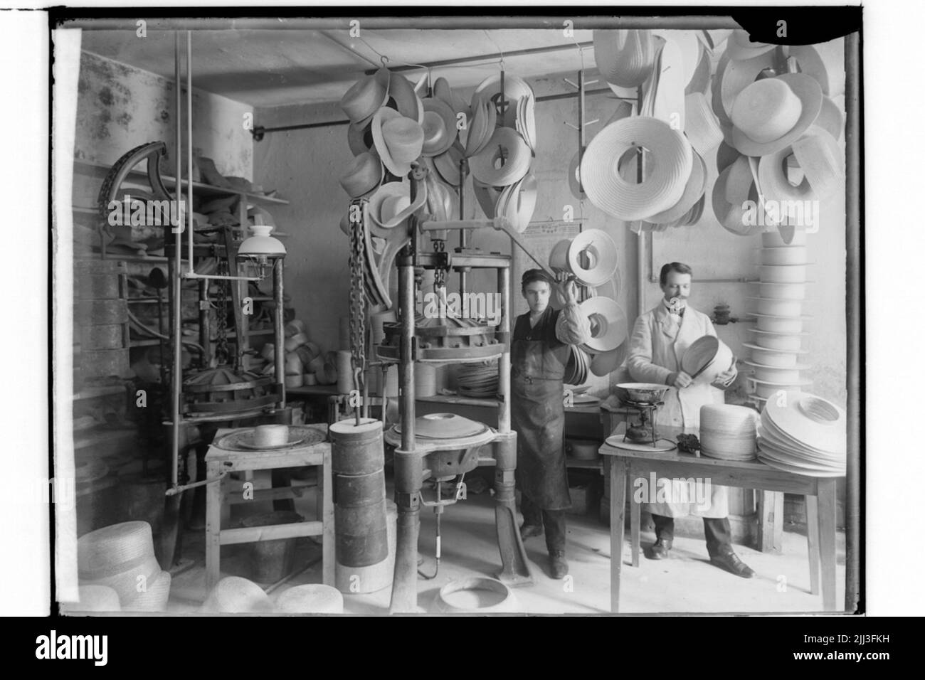 Örebro paglia & filtfabrik.pressrummet, 2 men.karl Gibsson Foto Stock