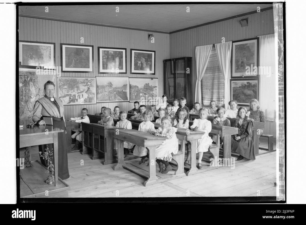 Scuola Steninge, interno di un'aula, 22 bambini e l'insegnante. (Nota. I poster fini sulle pareti.) Uppland (Uppland) Foto Stock