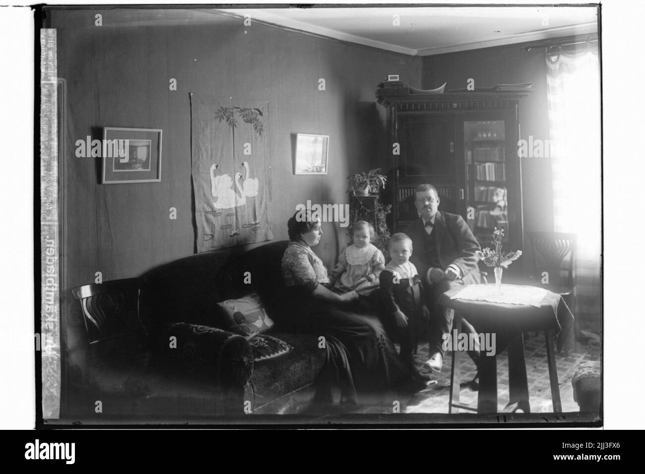 Camera interna, due adulti e due bambini. Insegnante di scuola Fritz Haage Foto Stock