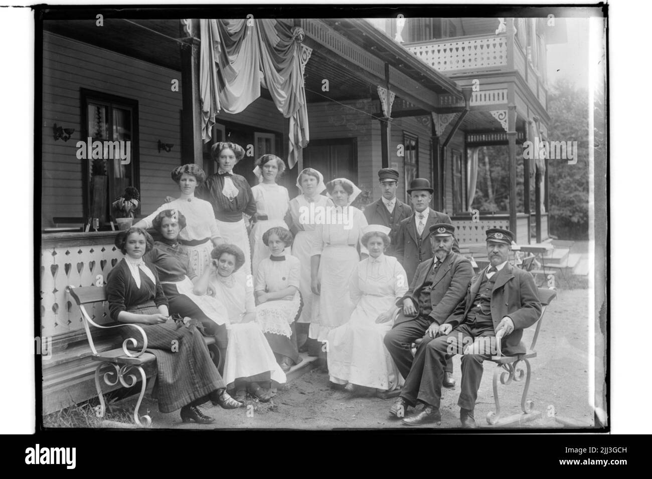 Strömsnäs ristorante estivo, personale, 14 persone sulla veranda in legno. Foto Stock