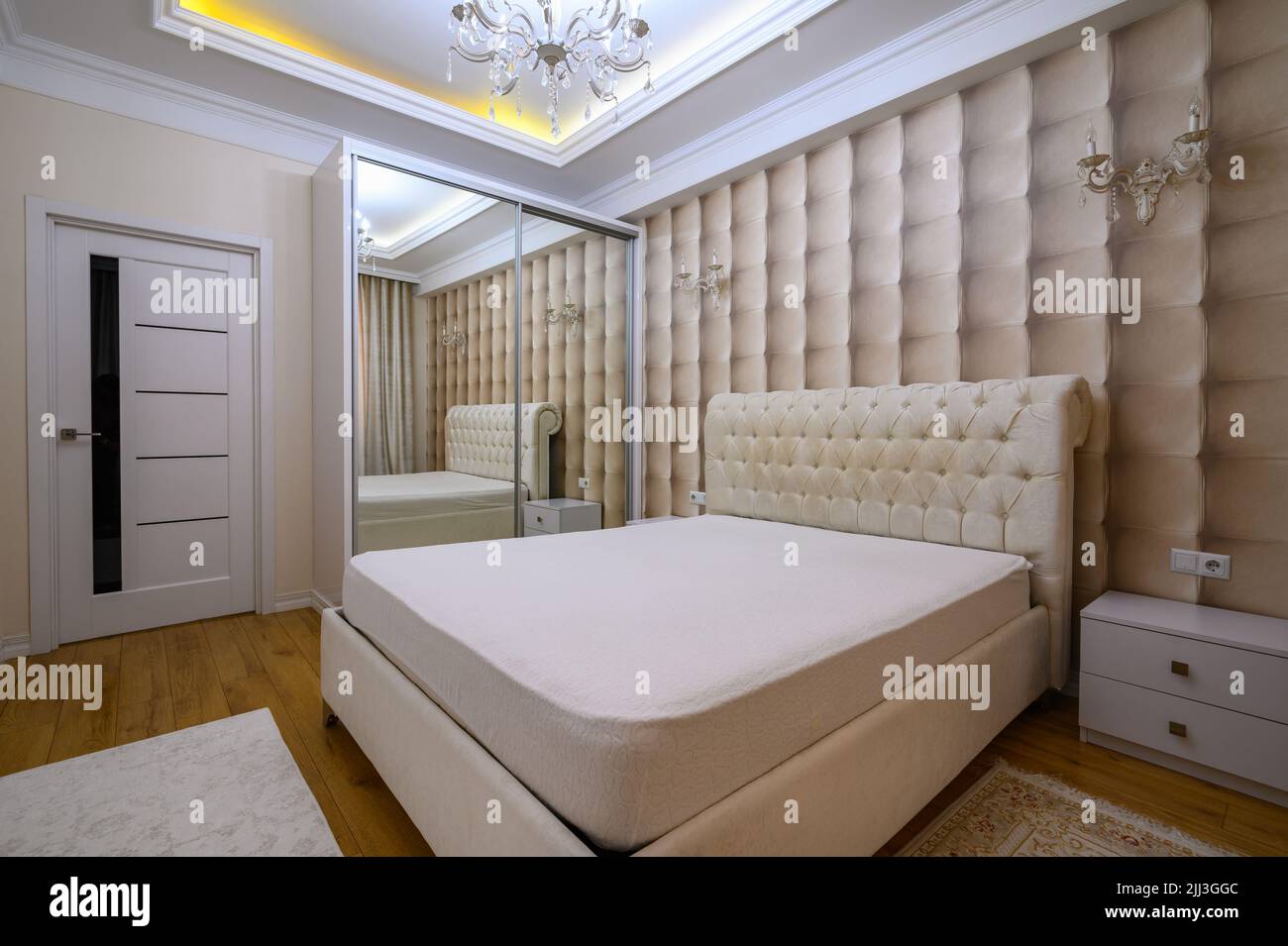 Camera da letto principale di lusso, ben disegnata, in beige moderno Foto Stock