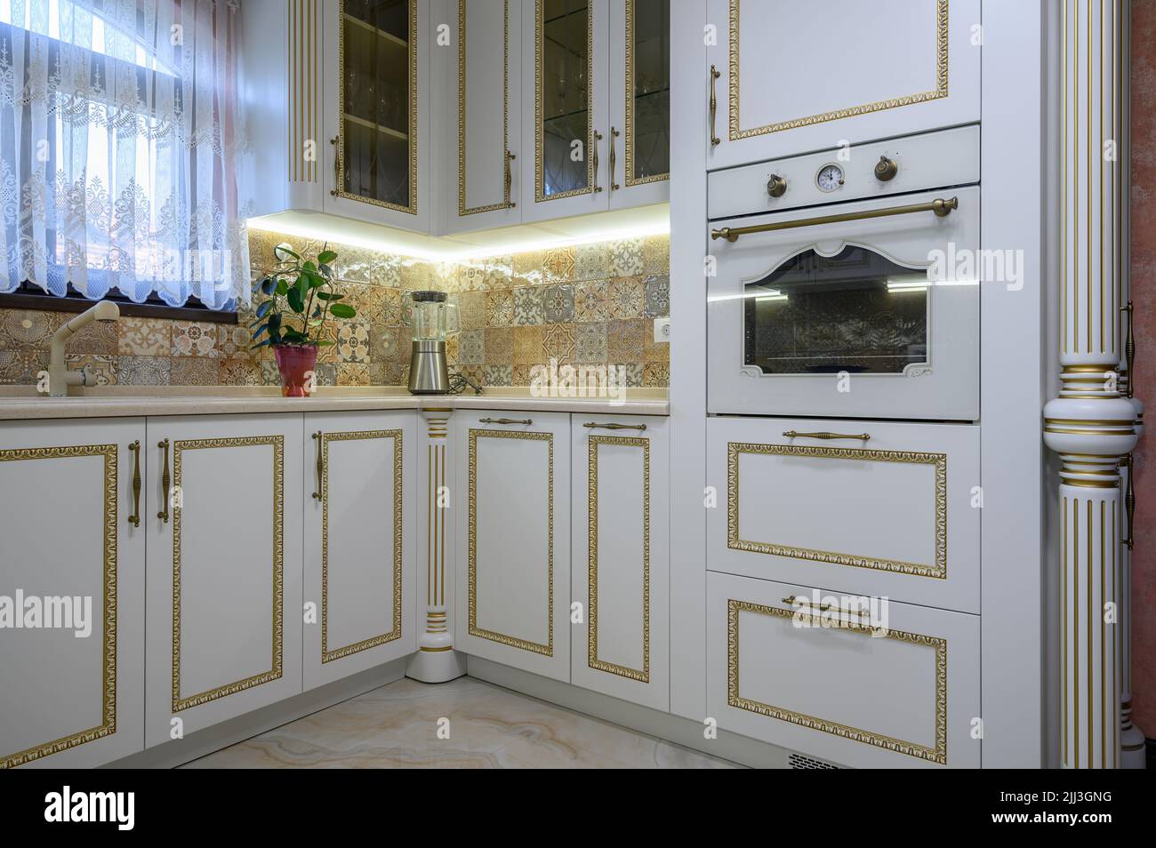 Bianco classico cucina accogliente e sala da pranzo in casa di città Foto Stock