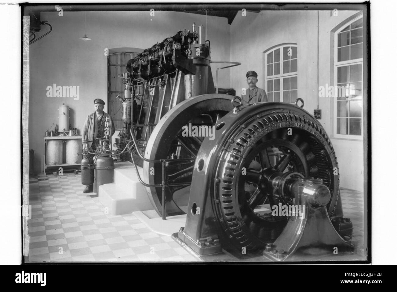 Karlslunds Elverk, Machine Hall Interior, Electric turbine e 2 meccanici. Macchina W. Olsson Foto Stock