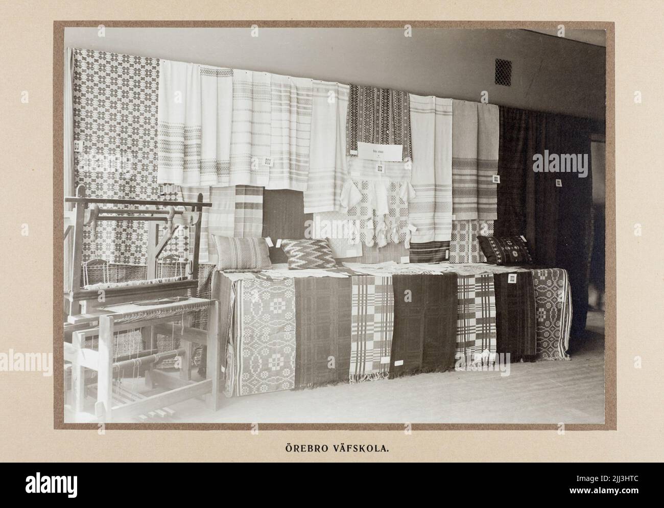 Fiera dell'industria e dell'artigianato 21 giugno - 16 luglio 1911 a Örebro. Le immagini sono raccolte in un libro con ricche fotocopie. Il presidente del Comitato del programma era il Governatore Theodor Nordström. Il produttore Anton Hahn è stato l'uomo più vicino e vice presidente. Anche sul consiglio d'amministrazione sedeva l'architetto della città Magnus Dahlander.Örebro scuola di tessitura. Foto Stock