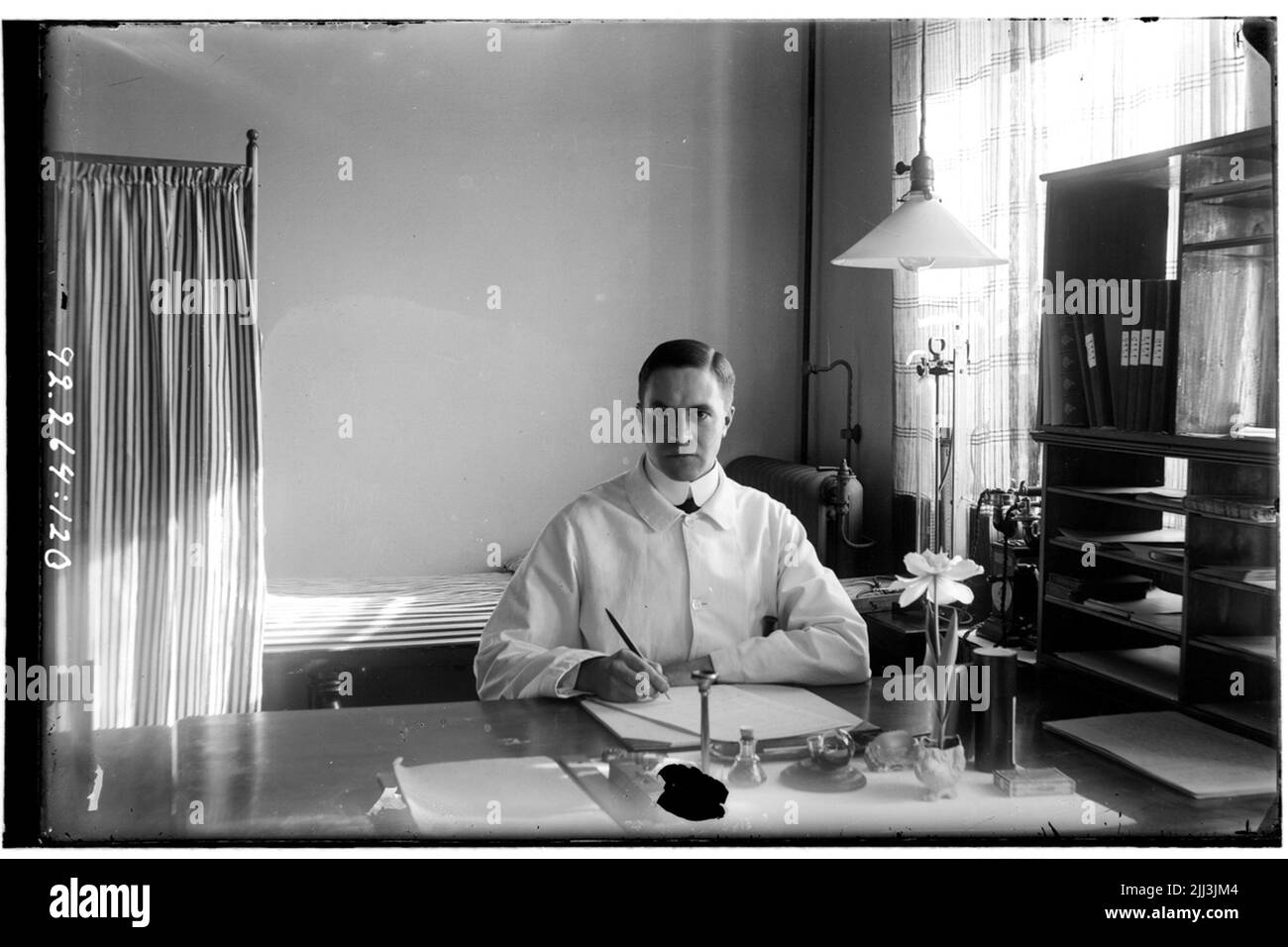 Hålahult sanatorium, interno, sub-medico a.d.m. Bonnert 1/11 1916 - 1/7 1918 siede alla sua scrivania. Foto Stock