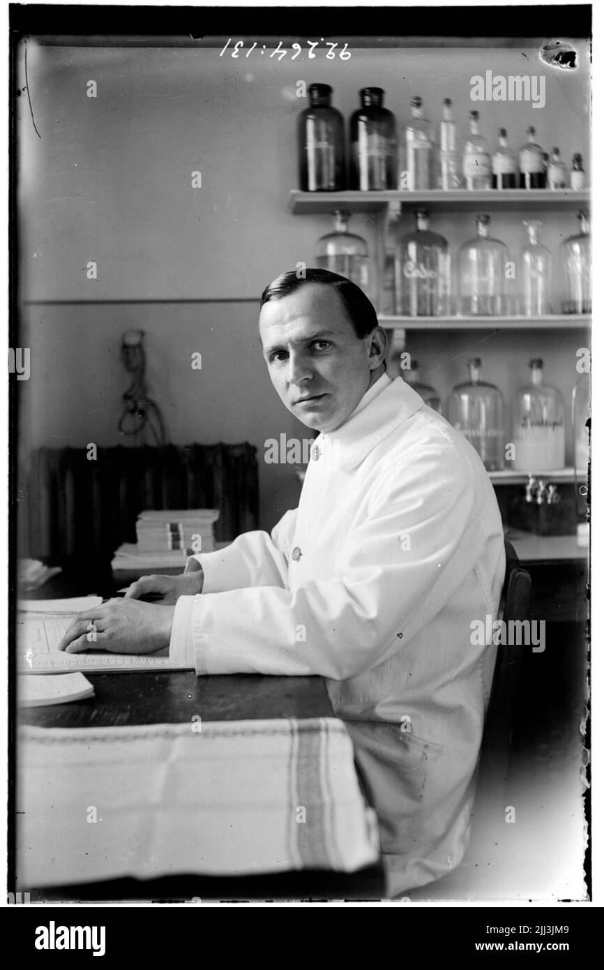 Hålahult sanatorio, interno, un uomo si siede e scrive a un tavolo, ambiente di laboratorio? Foto Stock