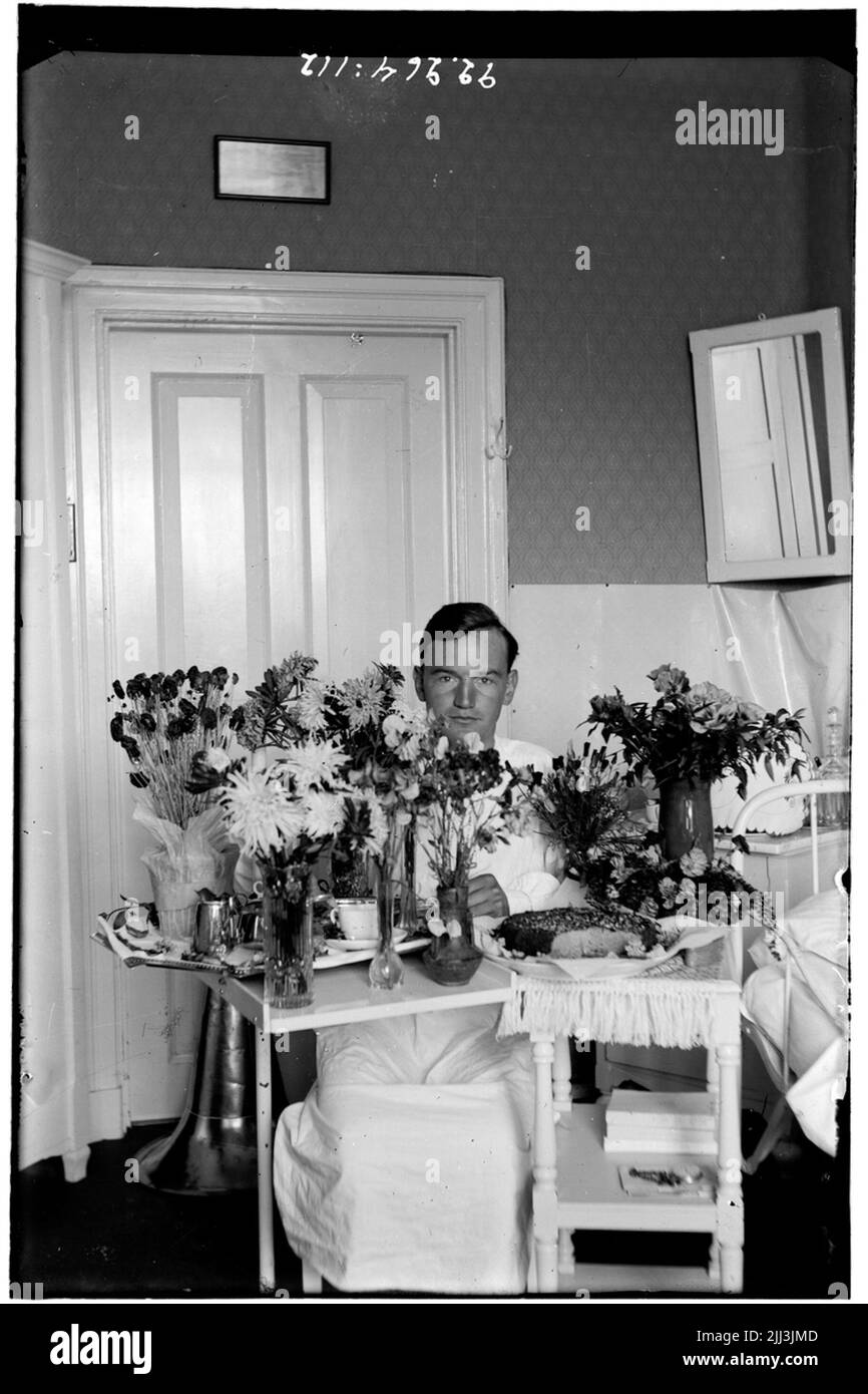 Hålahult sanatorio, interno, uomo guardato con fiori e caffè pane, paziente? Foto Stock