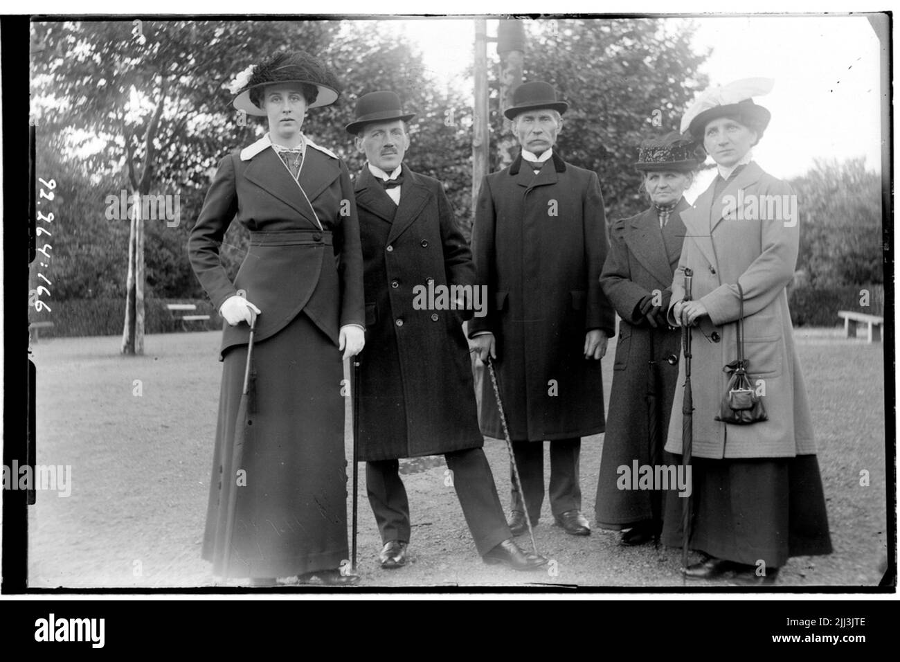 Hålahult sanatorium, esterno, due uomini, tre donne, vestito, a piedi nel parco? (Giardino) Foto Stock