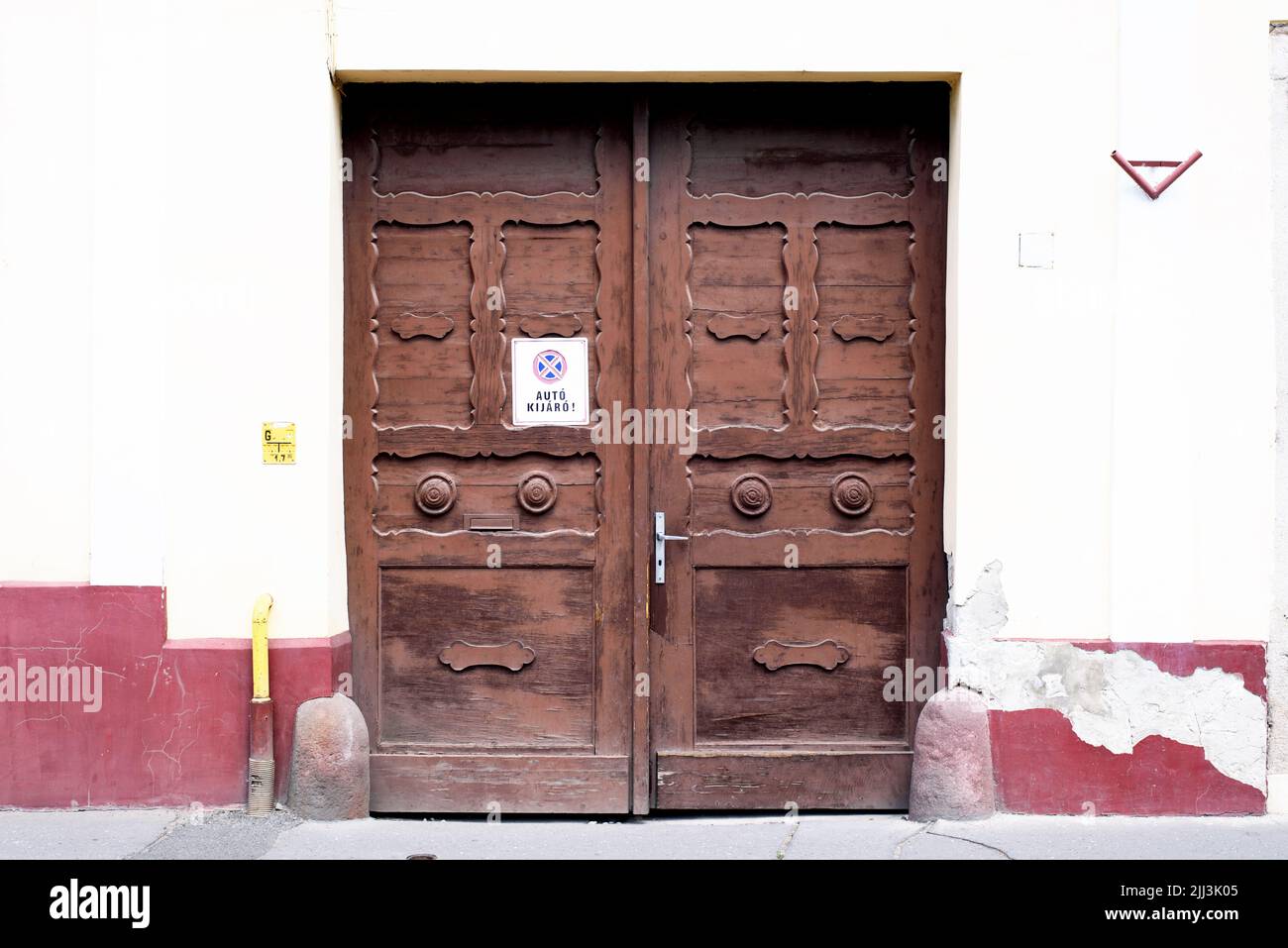 Facciata del vecchio edificio (facciata), storica porta di legno (cancello). Architettura - Ungheria. Foto Stock