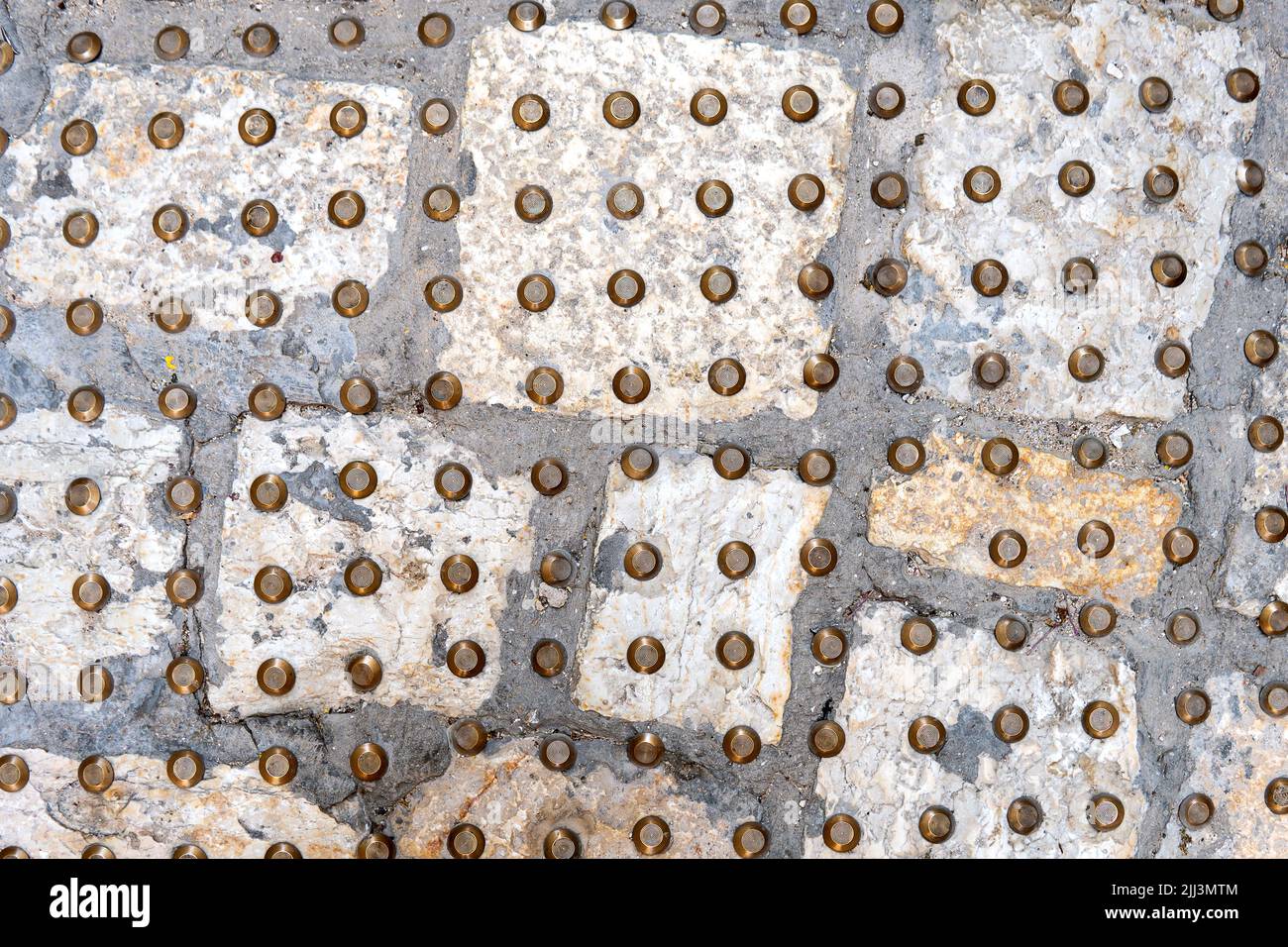 Pavimentazione tattile per i non vedenti nella vecchia strada di Jaffa in Israele Foto Stock