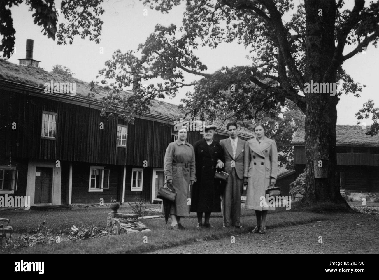 Gruppo di quattro persone di fronte al Bergsmansgård di Siggebohyttan. Da sinistra: Frideborg Arvidsson (1909-05-07), Anna Enström (1882-08-26), Arthur Enström (1920-02-15) e Ingrid Eriksson (1922-06-10; matrimonio con Arthur Enström 1943-10-03). La foto è stata scattata nell'estate del 1939. Foto Stock