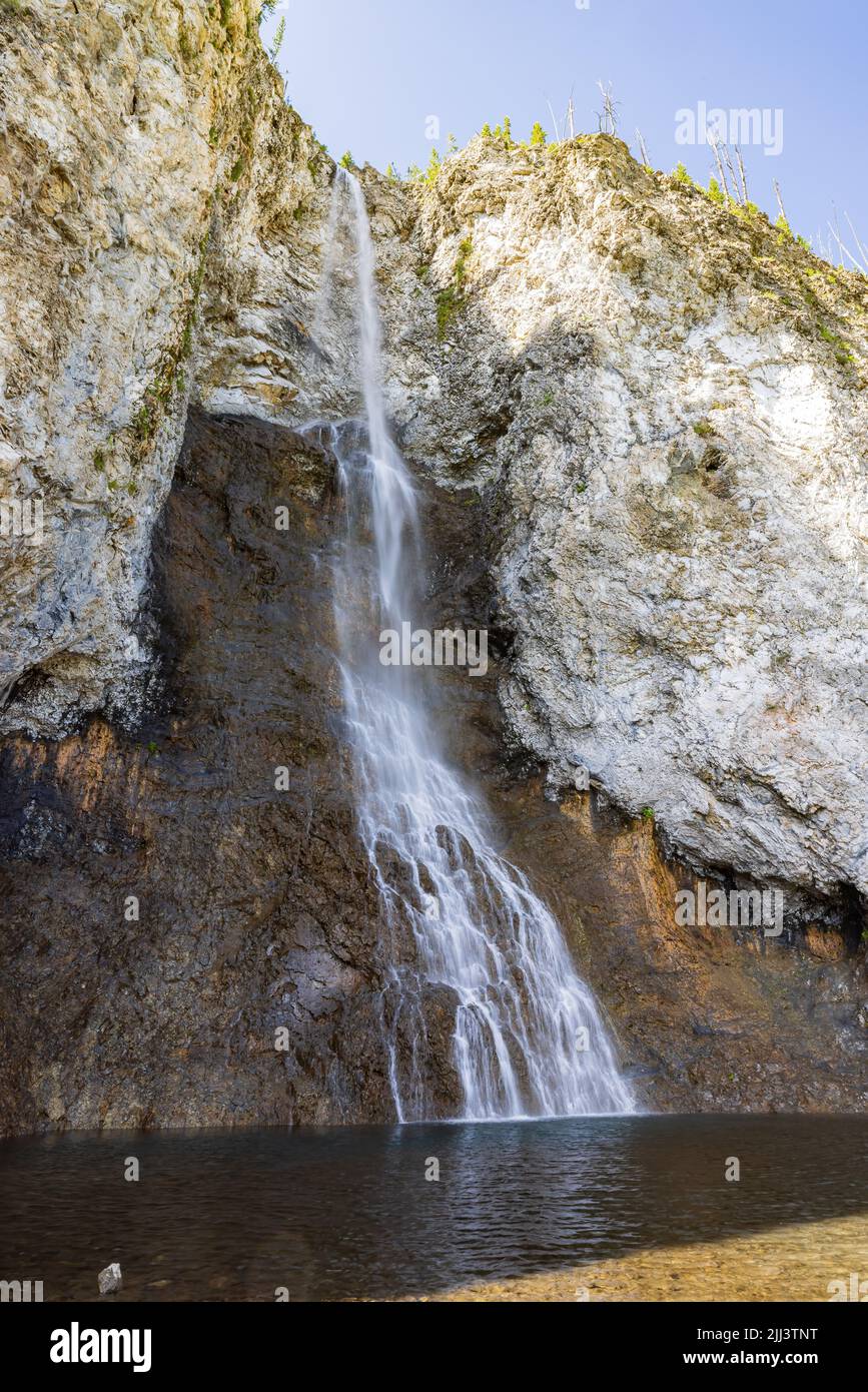Vista soleggiata dello splendido paesaggio delle cascate Fairy nel Wyoming Foto Stock