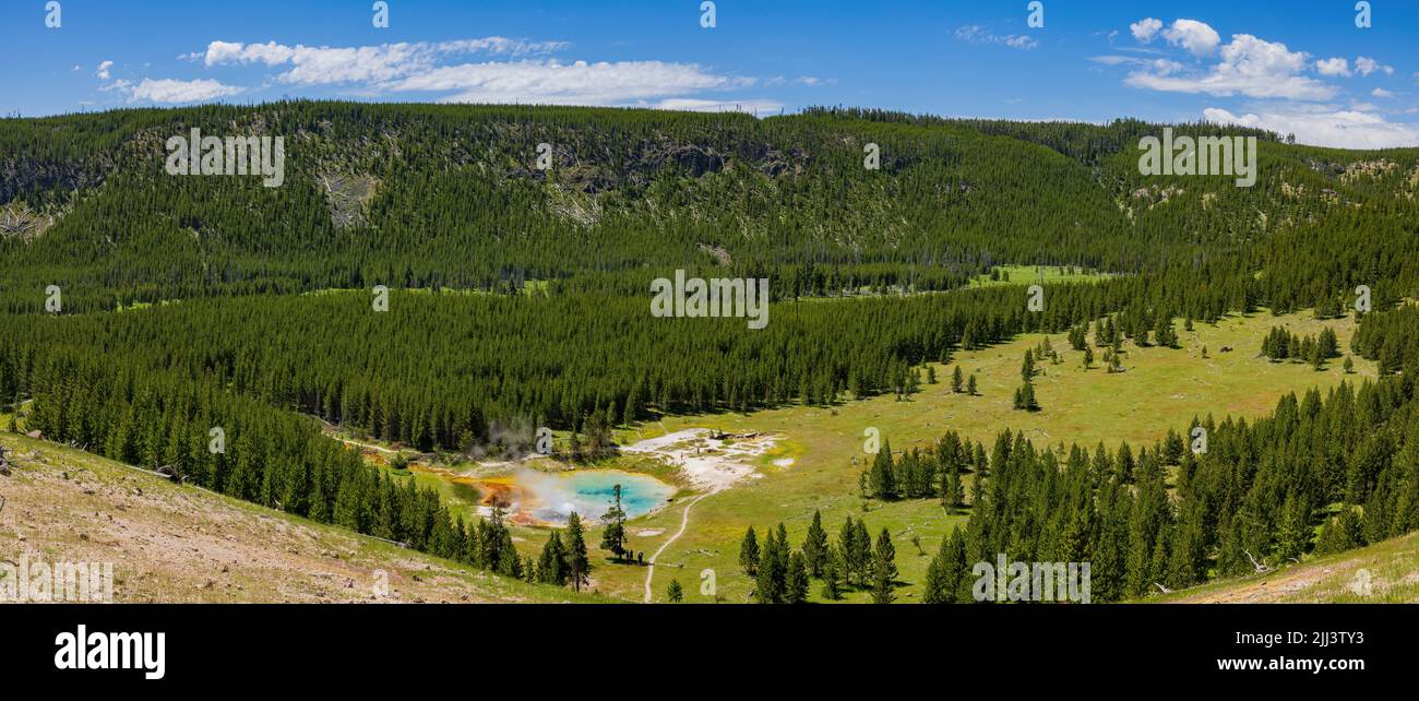Vista soleggiata ad alto angolo dello splendido paesaggio di Imperial Geyser nel Wyoming Foto Stock