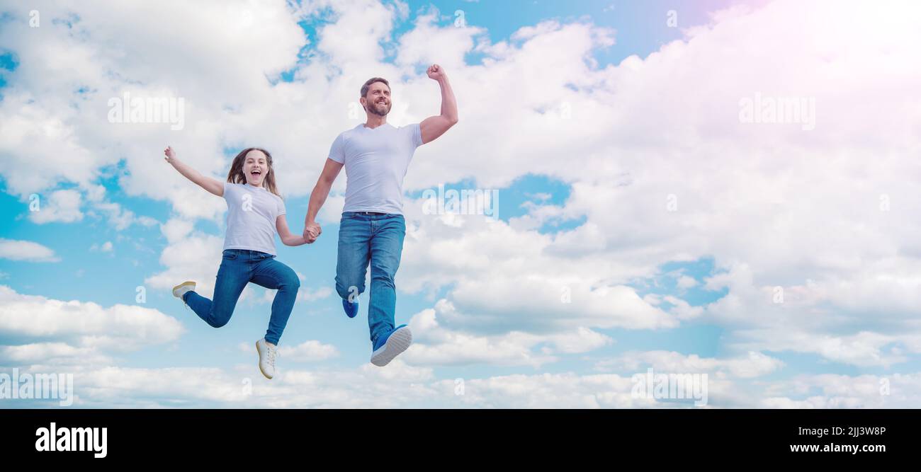 Padre e figlia saltano in cielo, bandiera con spazio copia. Felice padre e figlia saltano in cielo. Sostegno della famiglia Foto Stock