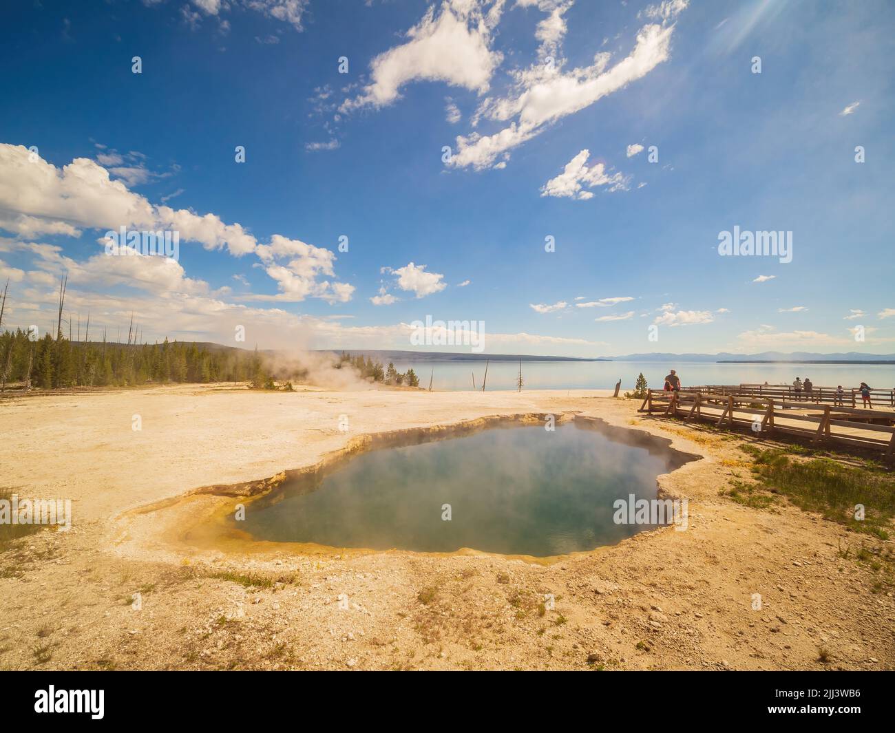 Bel paesaggio soleggiato di Abyss Pool nel West Thumb del Parco Nazionale di Yellowstone nel Wyoming Foto Stock