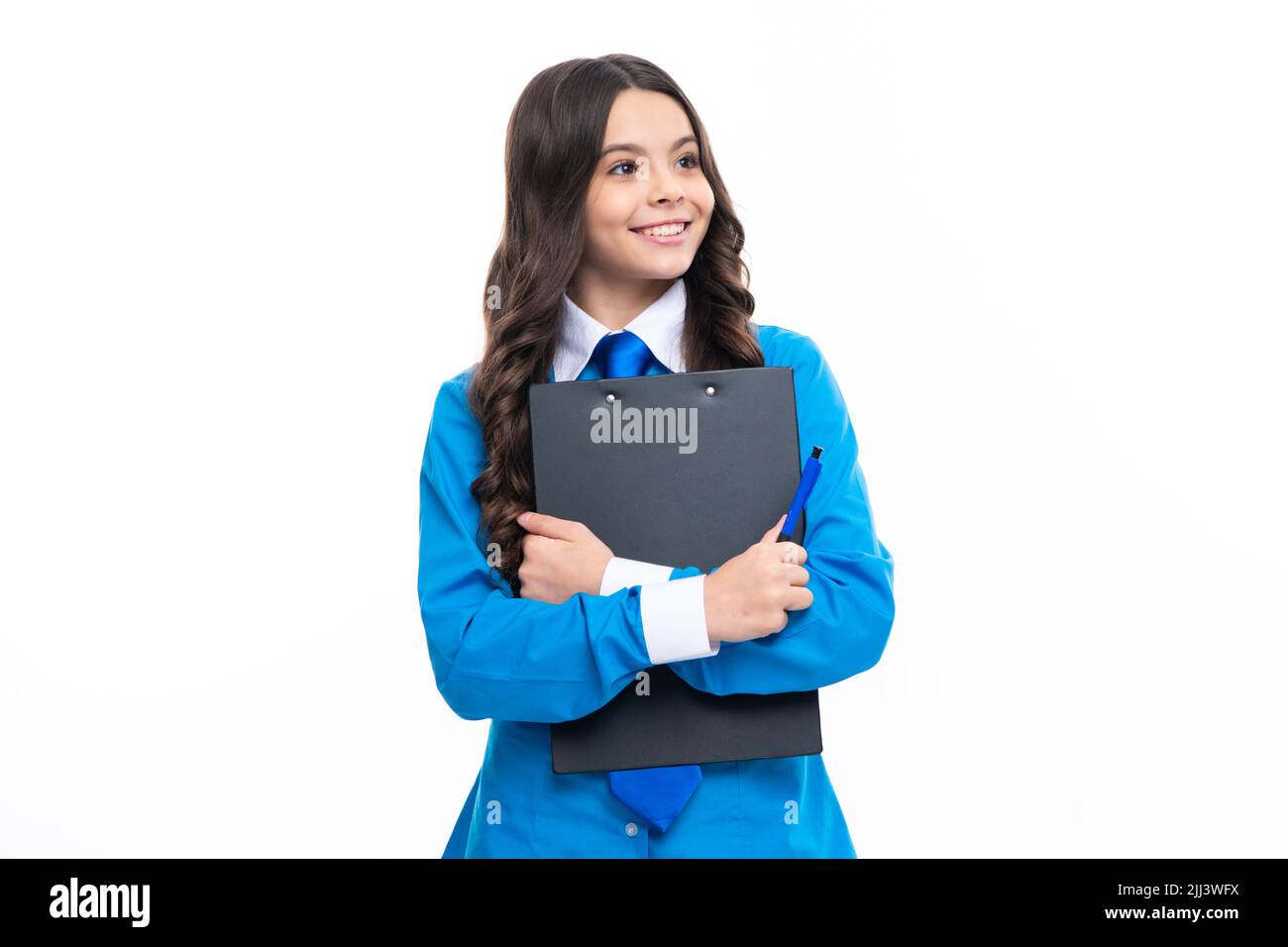Ragazza seria adolescente in camicia e cravatta indossando ufficio uniforme tenendo appunti su sfondo bianco isolato. Foto Stock