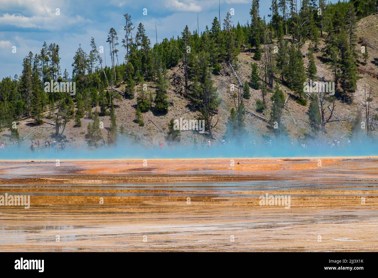 Vista soleggiata del bellissimo paesaggio lungo la sorgente prismatica Grand da terra in Wyoming Foto Stock
