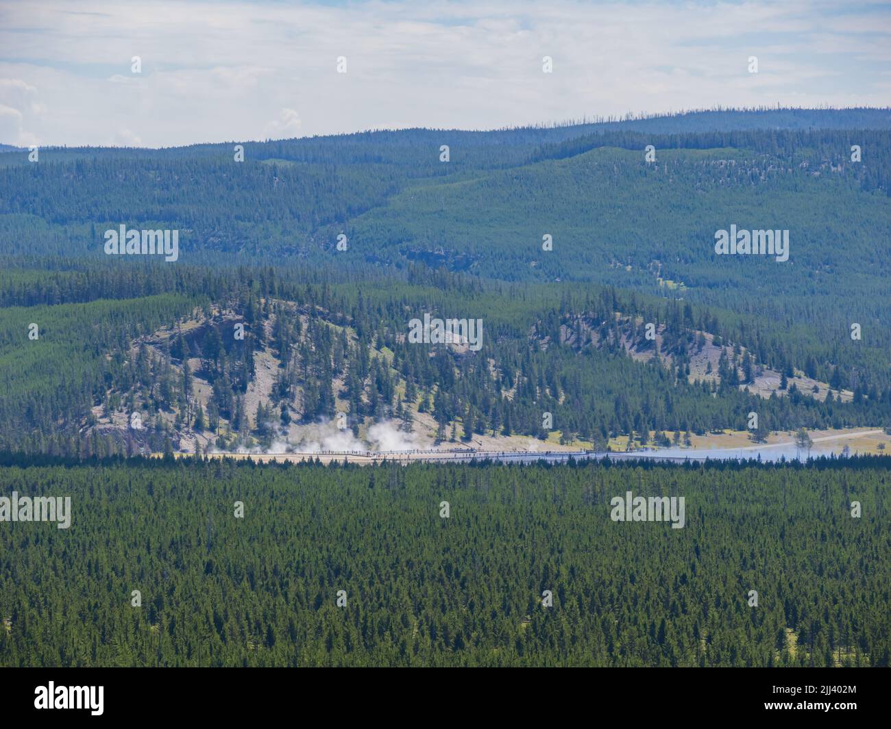 Vista soleggiata ad alto angolo dello splendido paesaggio del parco nazionale di Yellowstone nel Wyoming Foto Stock