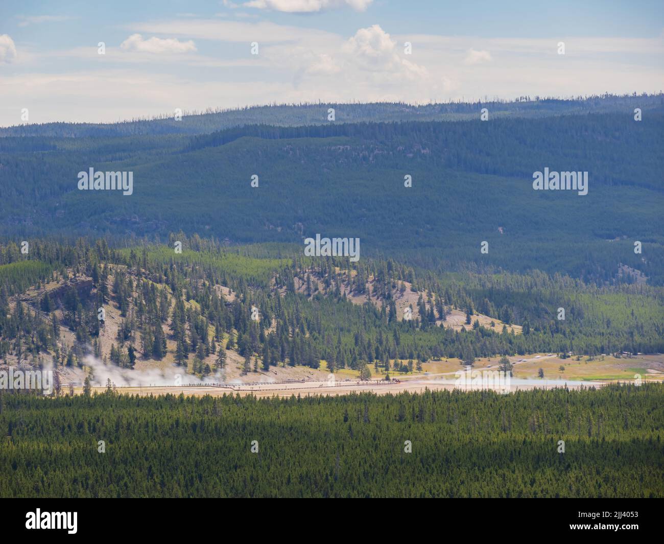 Vista soleggiata ad alto angolo dello splendido paesaggio del parco nazionale di Yellowstone nel Wyoming Foto Stock