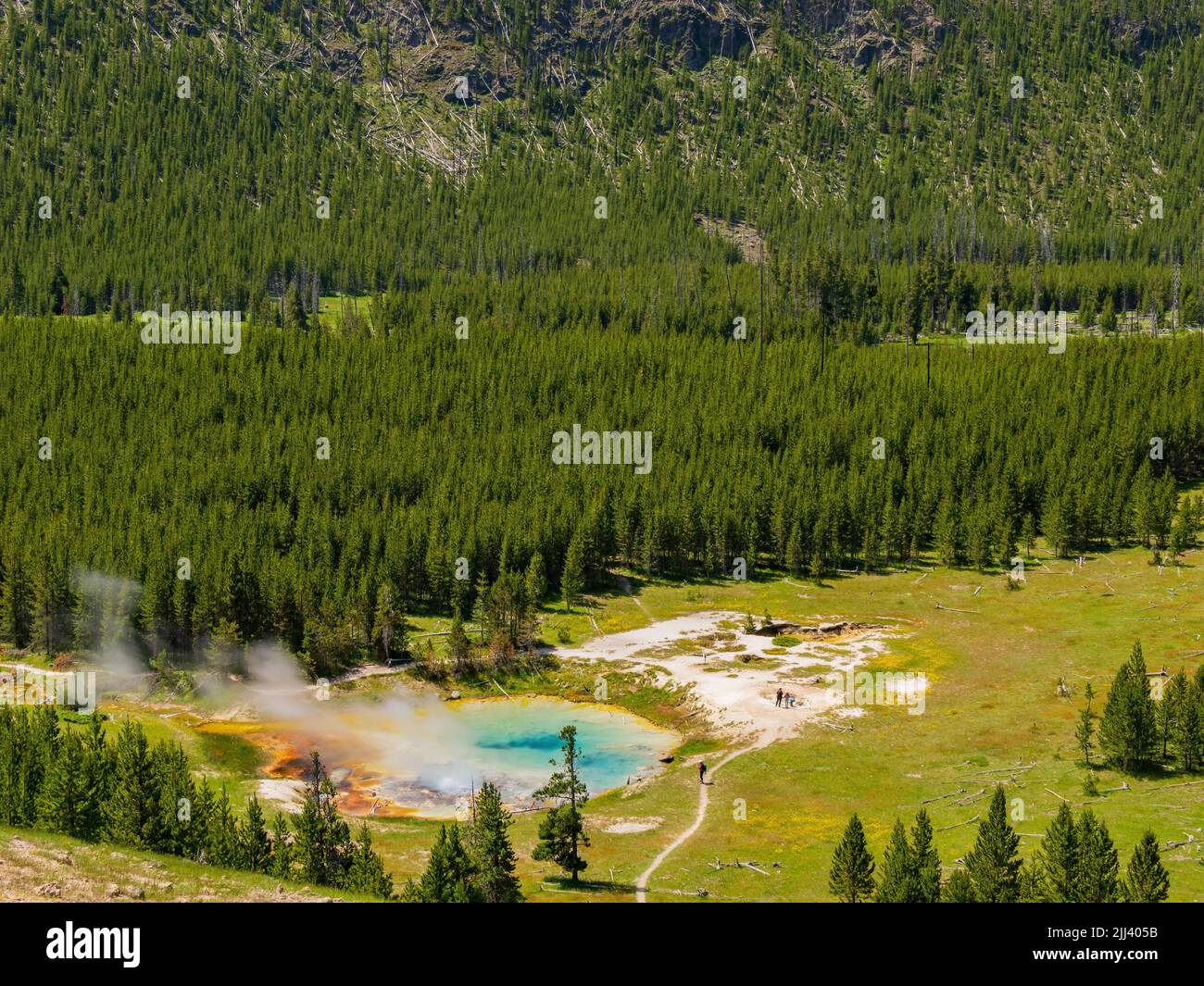 Vista soleggiata ad alto angolo dello splendido paesaggio di Imperial Geyser nel Wyoming Foto Stock