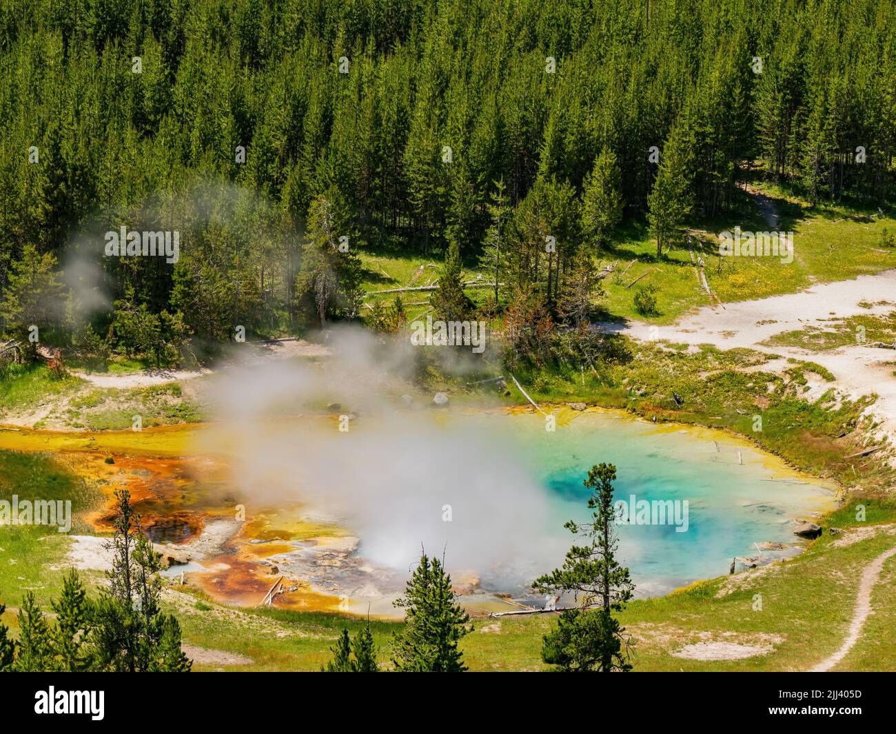 Vista soleggiata ad alto angolo dello splendido paesaggio di Imperial Geyser nel Wyoming Foto Stock